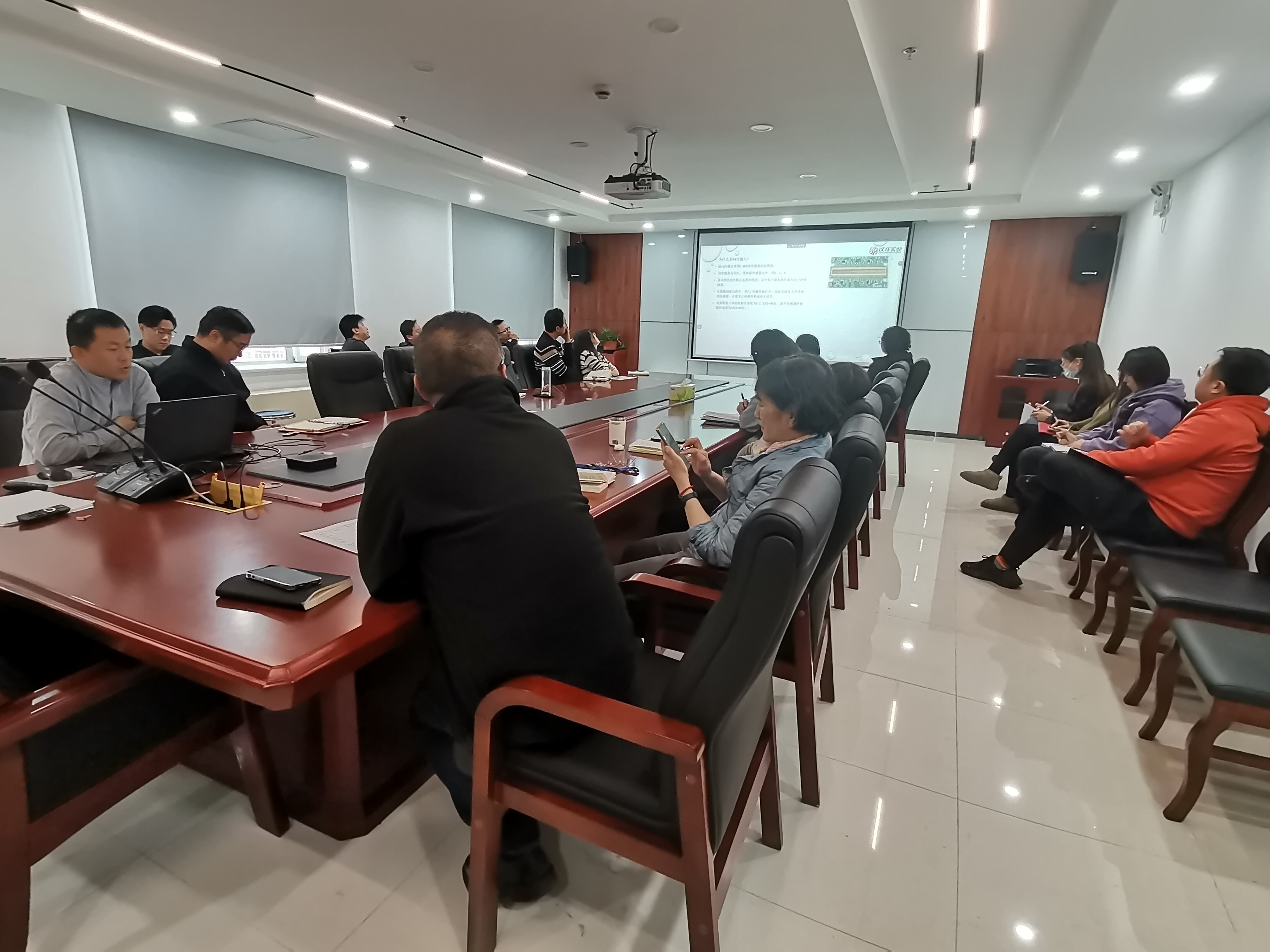 漢龍公司對全體員工進行專業(yè)技能培訓